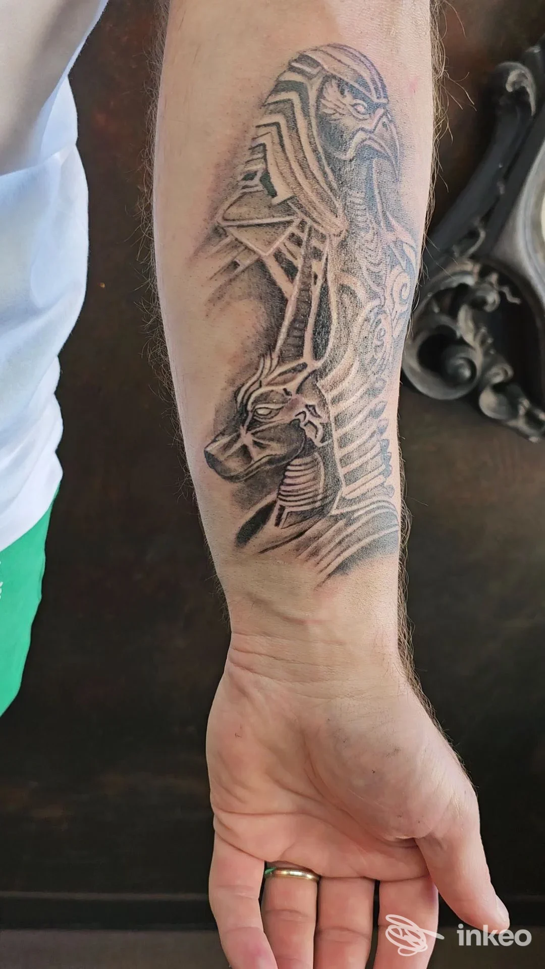 Tatuaggio black & grey su avambraccio realizzato da Total Art Tattoo, Chioggia, raffigurante figure stilizzate ed elementi ornamentali.