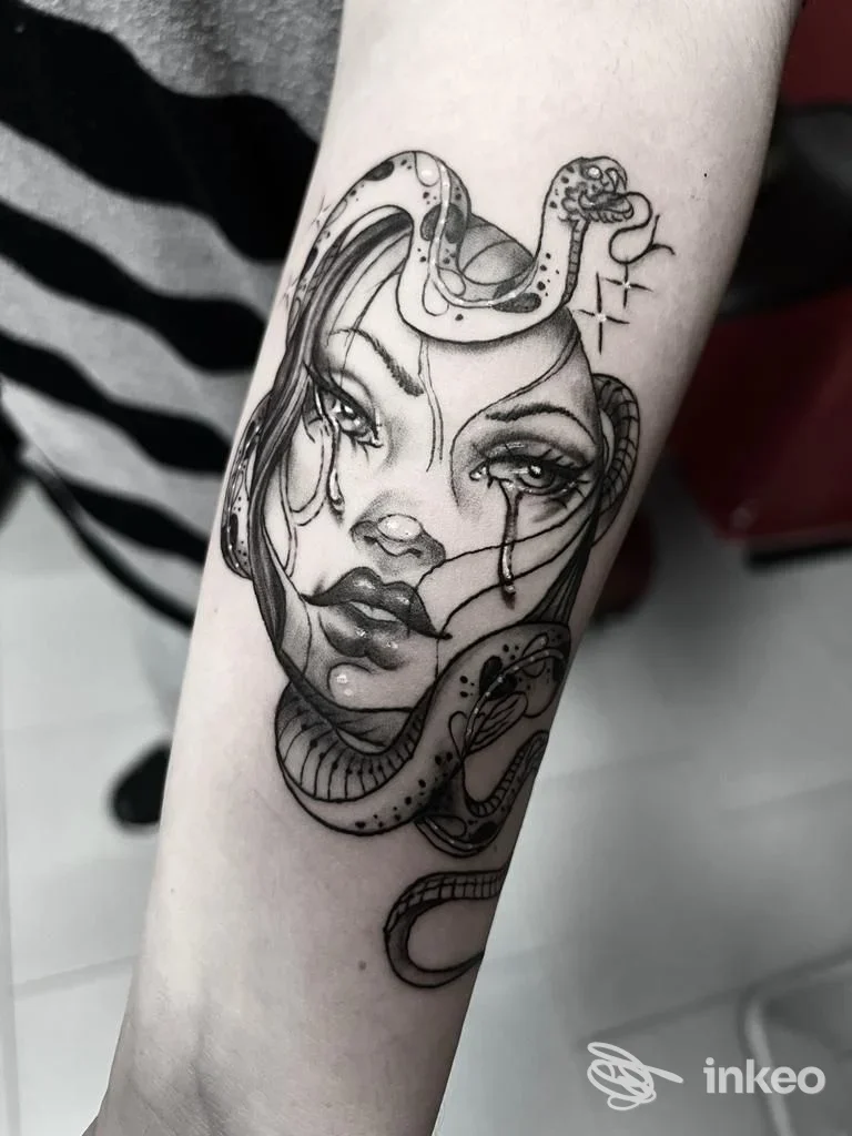 Tatuaggio in bianco e nero su avambraccio con volto femminile stilizzato avvolto da un serpente — Al Ink Tattoo, Domodossola.