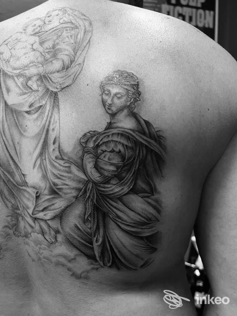 Tatuaggio realistico con figure classiche sulla scapola sinistra, realizzato da Al Ink Tattoo di Quirici Aldo a Domodossola.