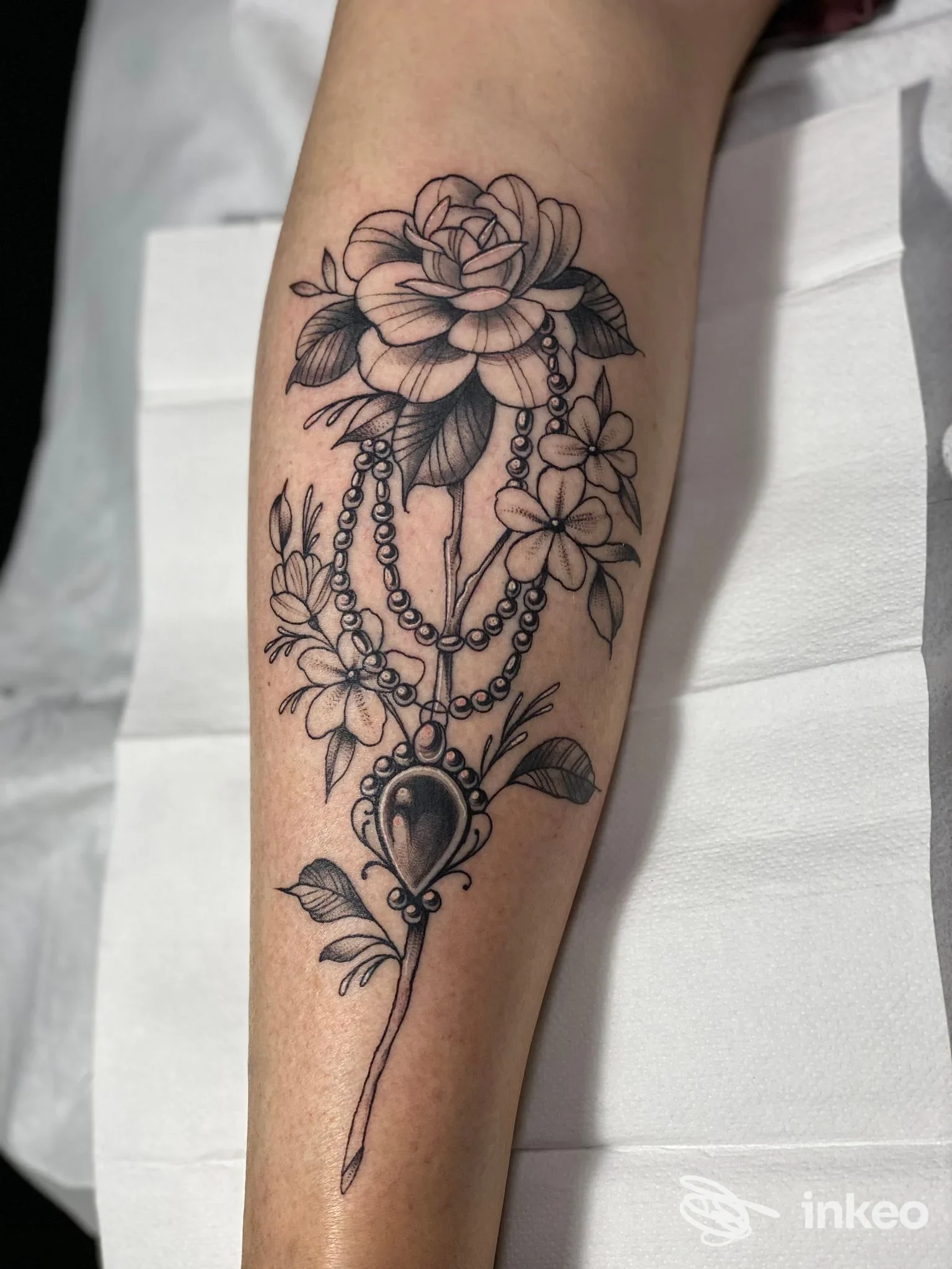 Tatuaggio floreale in blackwork su avambraccio realizzato da Supercalifragil Ink Tattoo Shop, Porto Viro.
