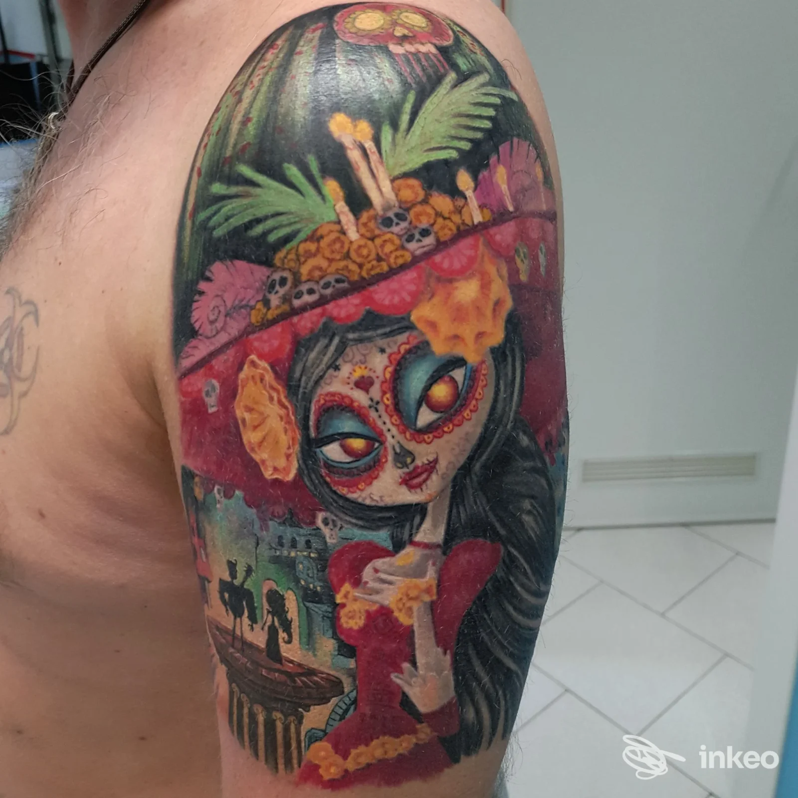 Tatuaggio a colori su braccio con una figura 'Calavera' e cappello floreale, New Skin Tattoo di Giacomo Bonati, Copparo.