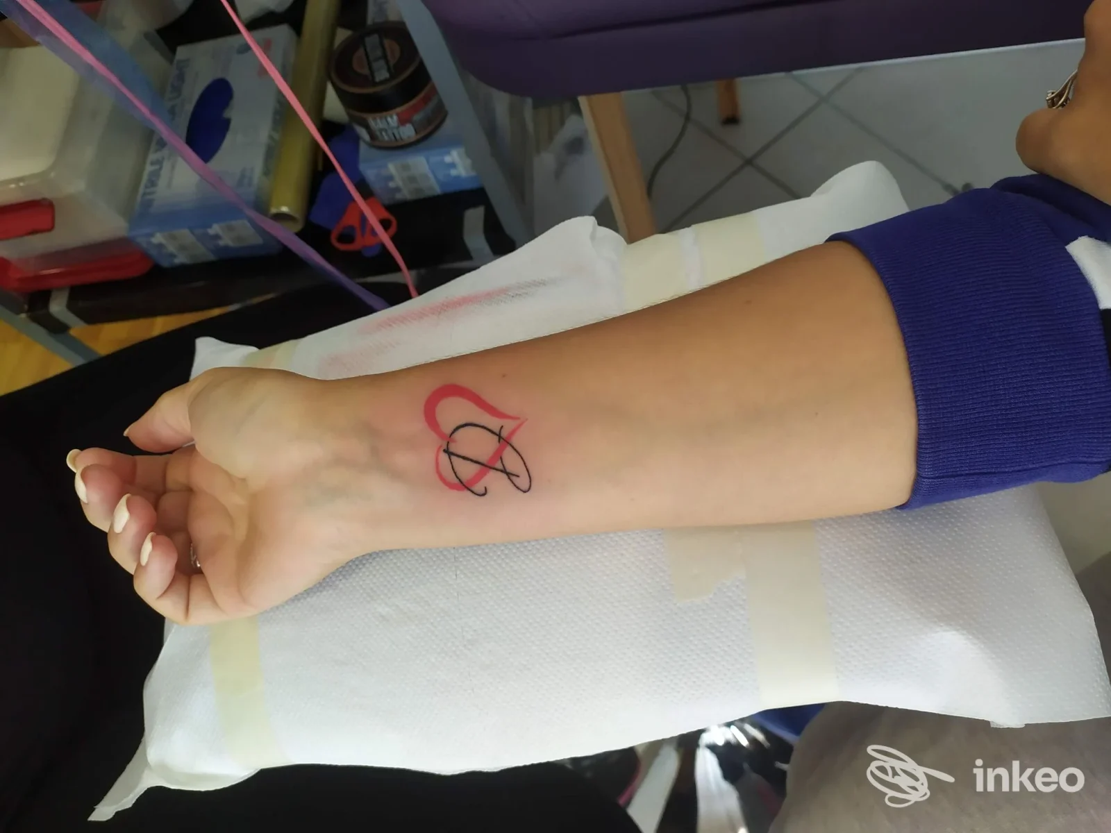 Tatuaggio su avambraccio con cuore rosa e iniziali, foto scattata presso Vale Tattoo Studio, Ferrara.