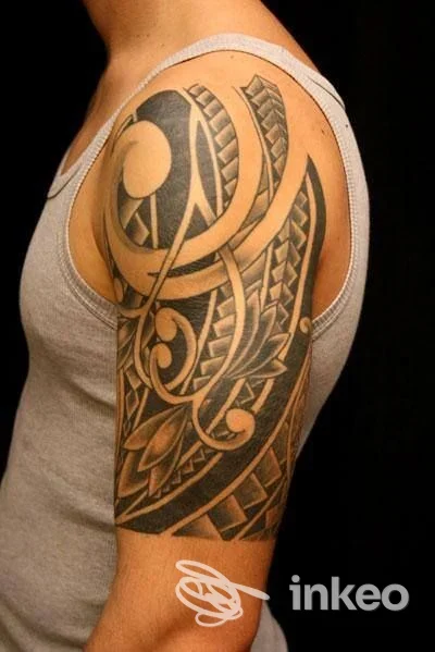 Grande tatuaggio tribale/polinesiano su spalla e braccio superiore, foto fornita da Boaz Tattoo Prato, Prato.