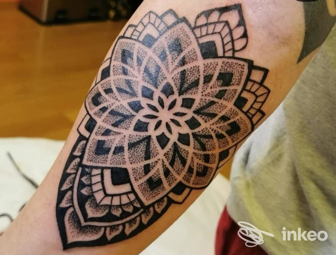 Tatuaggio mandala in bianco e nero sull'avambraccio, Cippo tattoo, Formigine.