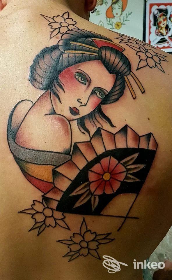 Tatuaggio tradizionale a colori sulla spalla/schiena, ritratto femminile con ventaglio e fiori. Classic Tattoo Bologna, Bologna.