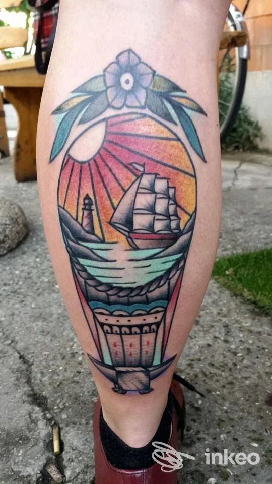 Tatuaggio colorato su polpaccio con scena marina (vela e faro). Classic Tattoo Bologna, Bologna.