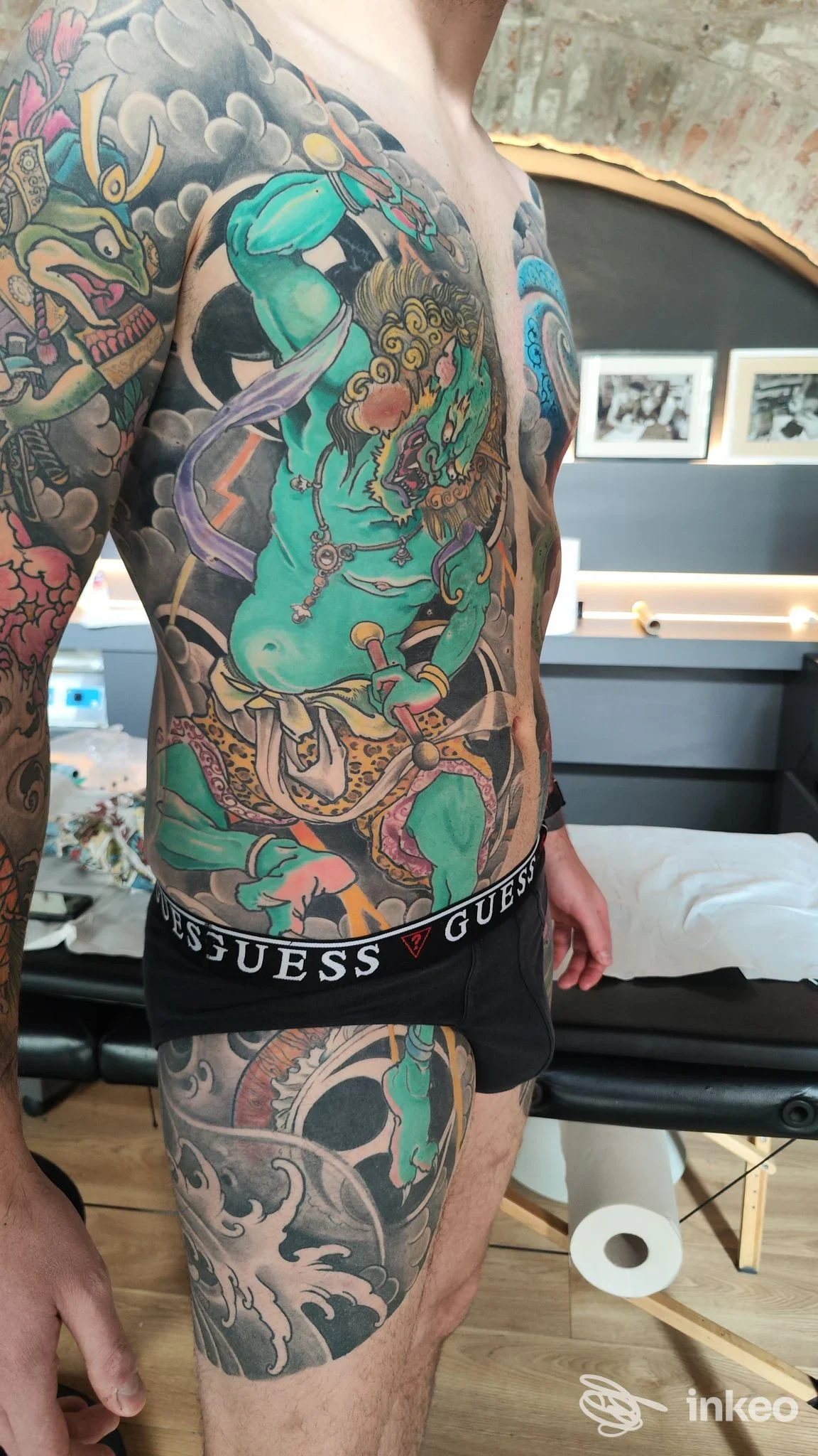 Tatuaggi colorati su torso, braccio e coscia realizzati da Andy Tattoo Rovigo, fotografia in studio a Rovigo.
