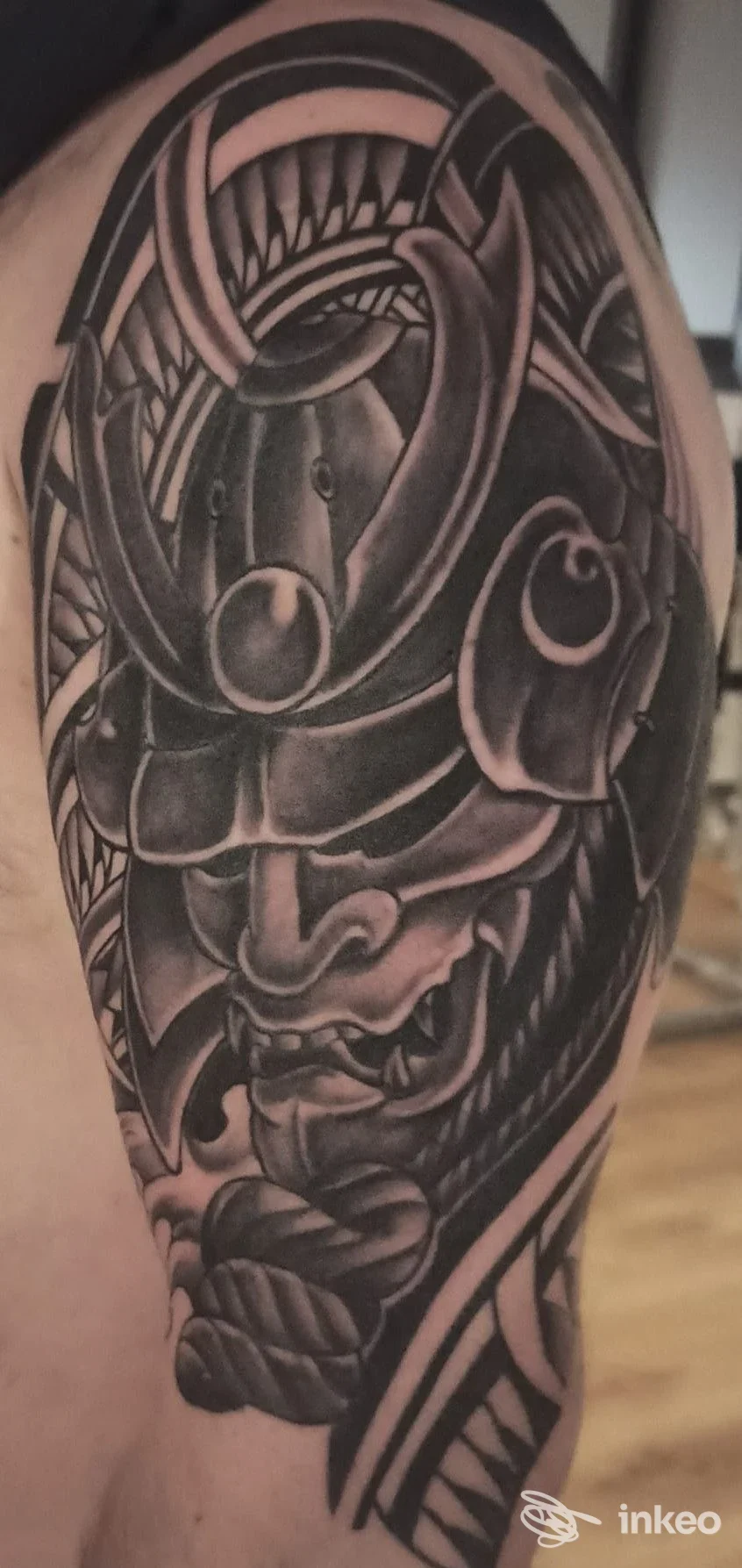 Tatuaggio black-and-grey su spalla e parte superiore del braccio, foto per Sts Tattoo a Taglio di Po.