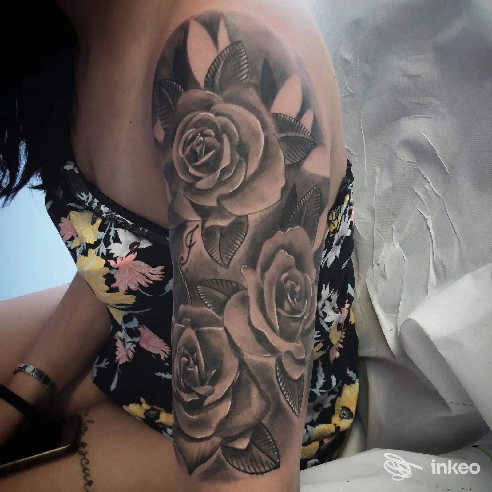 Manica tatuata con rose in bianco e nero, foto inviata da Sts Tattoo a Taglio di Po.