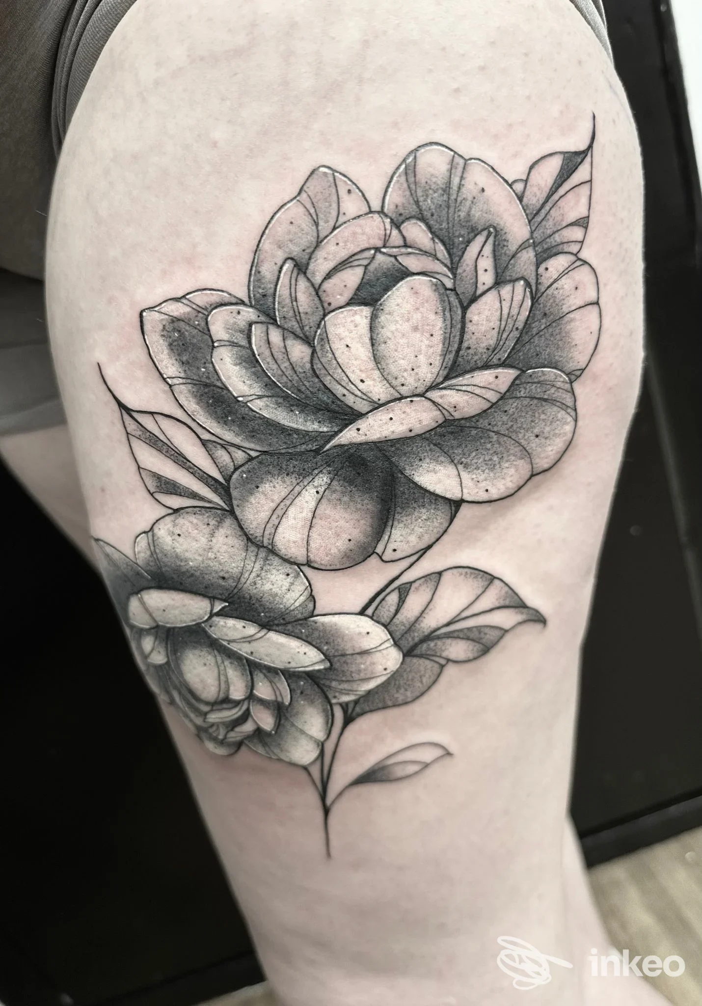 Tatuaggio floreale in bianco e nero sulla coscia, foto inviata da 987 Tattoo Studio a Sciacca.