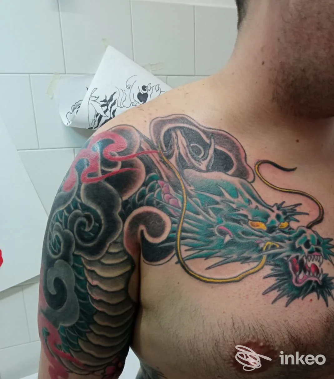 Grande tatuaggio a drago su spalla e petto, foto scattata in studio Maxink Tattoo a Torino.