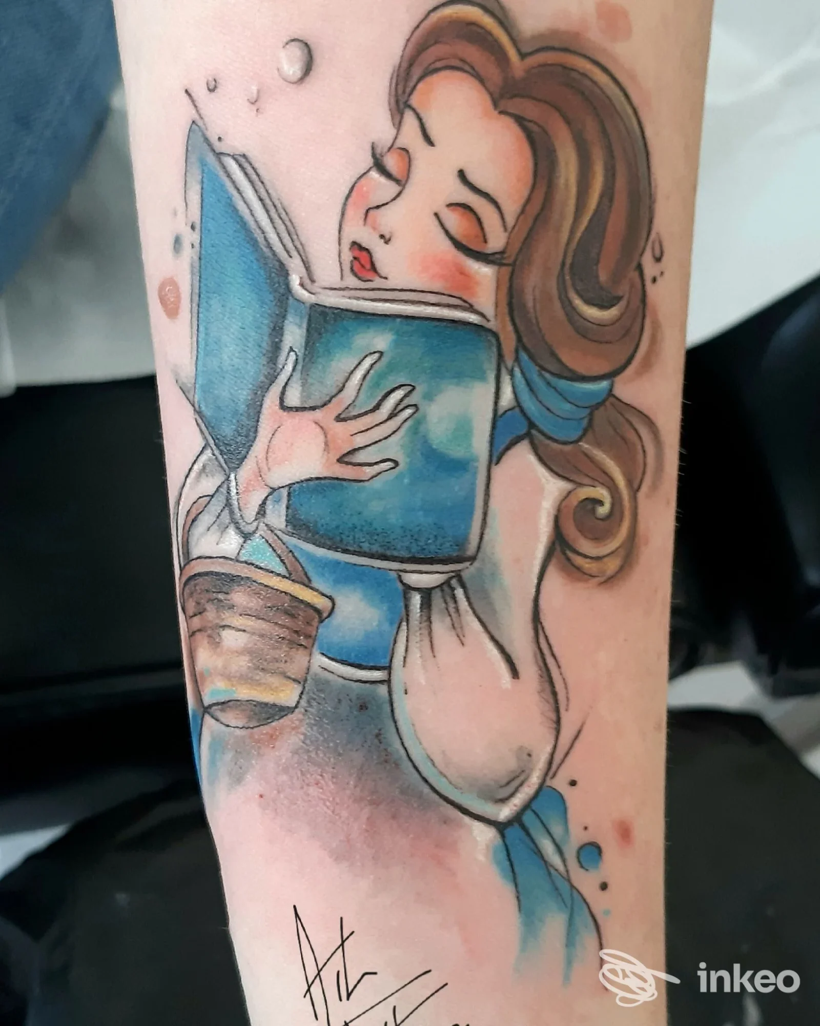 Tatuaggio su avambraccio di una donna che legge un libro, toni blu e marrone — AILA TATTOO, Ispica.