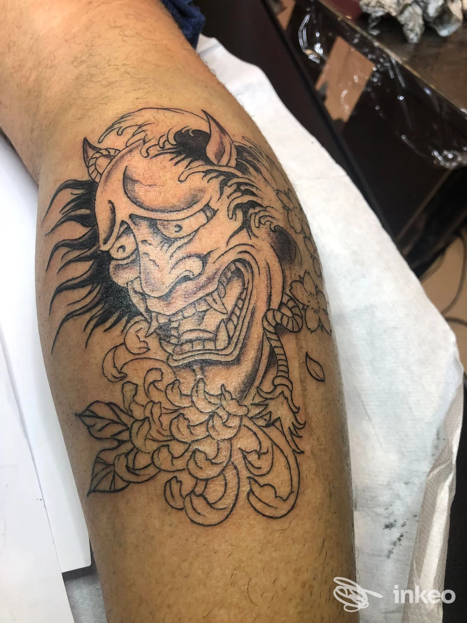 Tatuaggio linework di maschera Hannya su polpaccio, fotografia dello studio AILA TATTOO a Ispica.