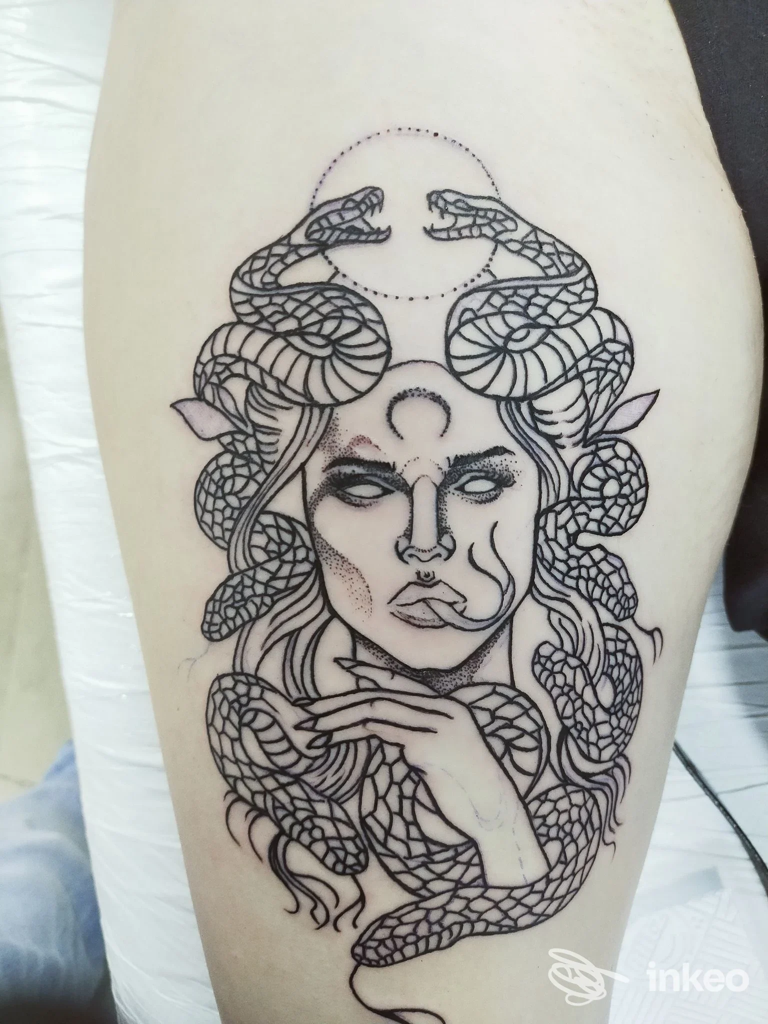 Tatuaggio in nero raffigurante figura femminile con serpenti sulla coscia, Black Art Tattoo Shop Rovigo, Rovigo.