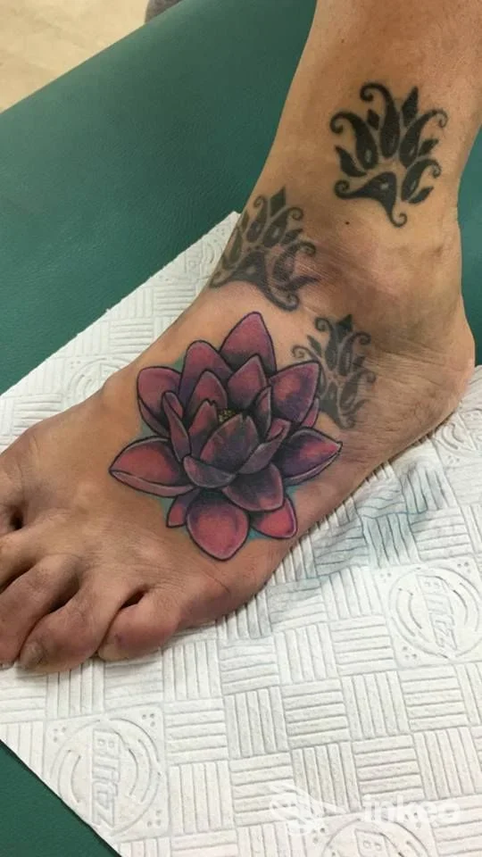 Primo piano di un tatuaggio a loto sul dorso del piede; immagine per Black Art Tattoo Shop Rovigo, Rovigo.