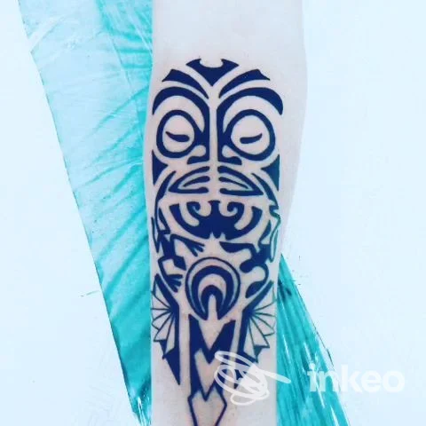Avambraccio con grande tatuaggio tribale realizzato da Black Art Tattoo Shop a Rovigo, dettagli neri e simmetria centrale.