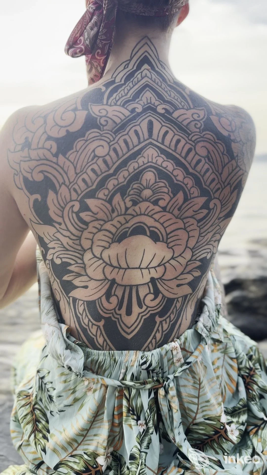Ampia decorazione ornamentale tatuata sull'intera schiena, fotografia dello studio SKIN ART tattoo di Biagio Daniele Castiglione ad Alba.