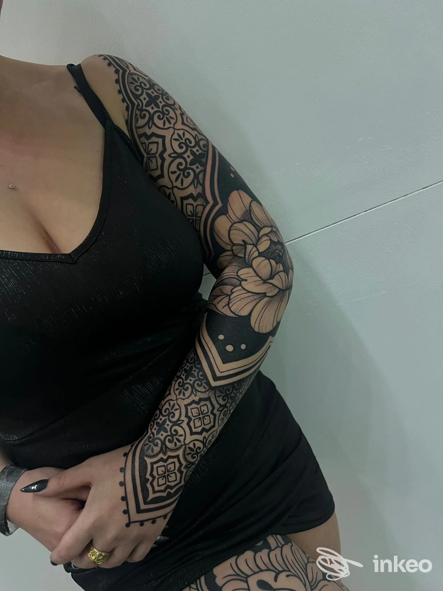Manica tatuata in blackwork con motivi geometrici e fiori sul braccio e parte superiore coscia, foto per SKIN ART tattoo di Biagio Daniele Castiglione, Alba.