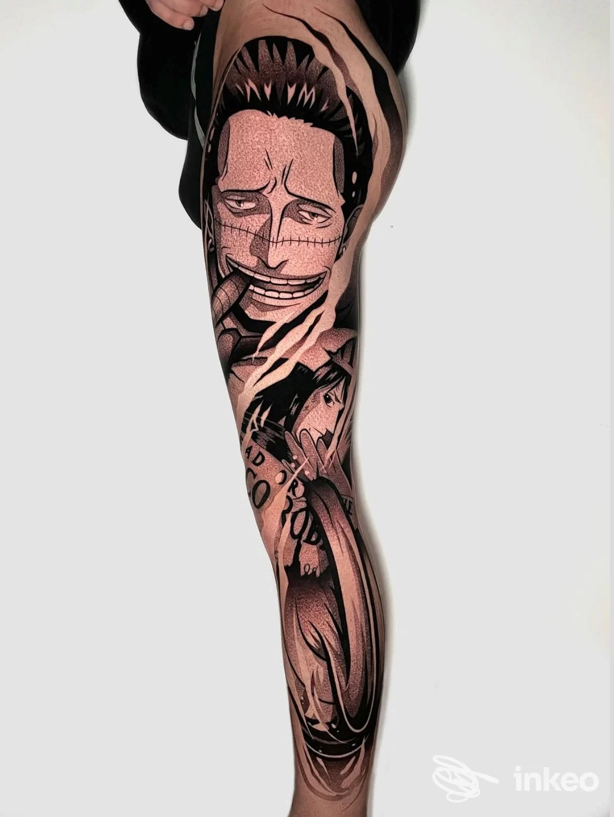 Manica tatuata in bianco e nero su gamba estesa, fotografia dello studio Prato ink a Prato.