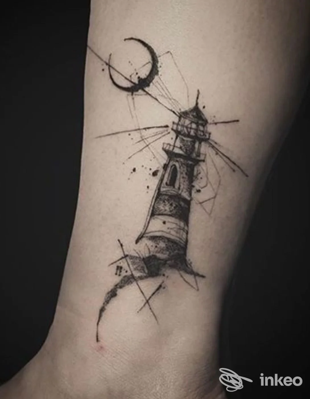 Tatuaggio blackwork stile sketch di un faro con mezzaluna sulla caviglia, foto fornita da Mushroom ink, Prato.