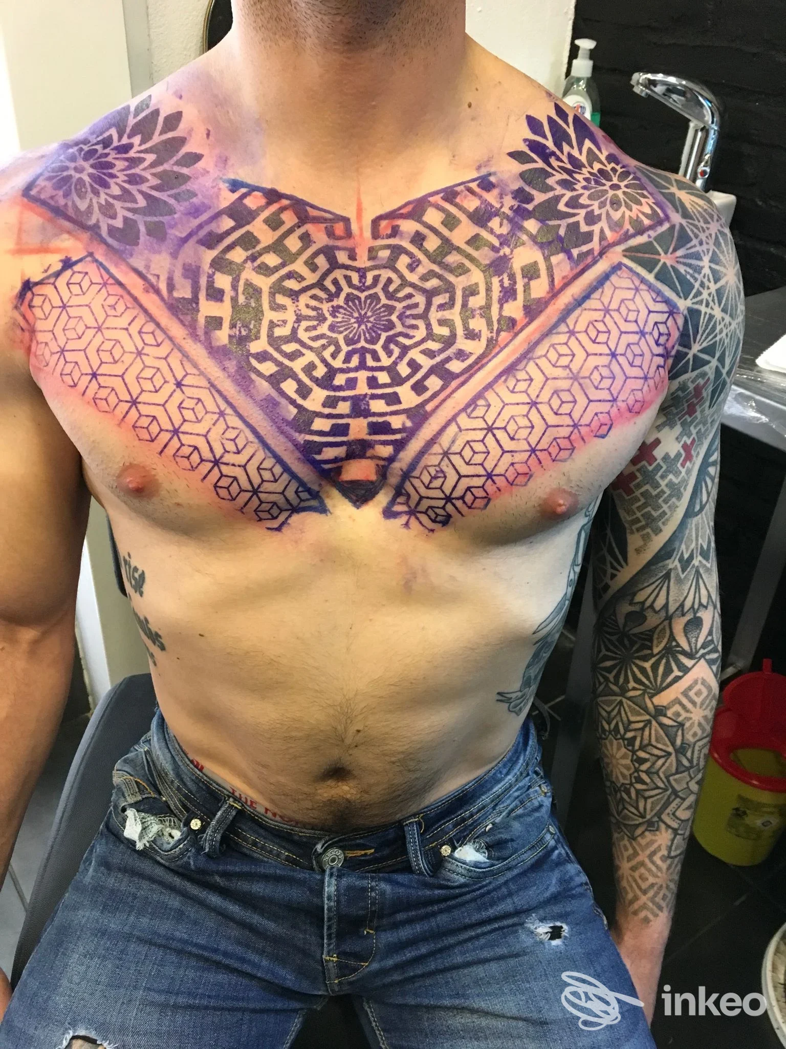 Tatuaggio geometrico e ornamentale sul petto, foto fornita da ADRENALINE STUDIO Tattoo & Piercing a Follonica.