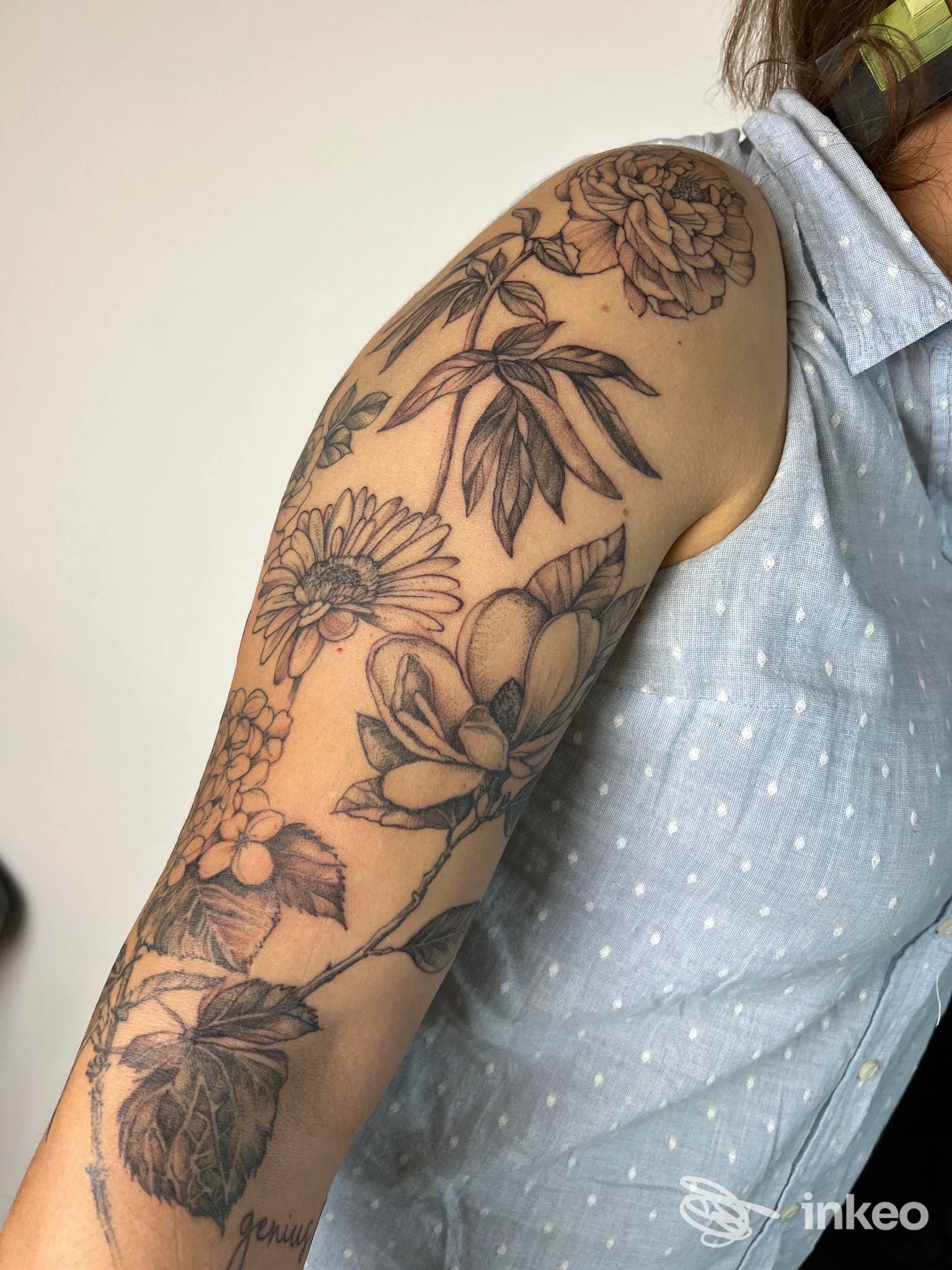 Tatuaggio floreale in bianco e nero sul braccio superiore, foto inviata da Emily's Ink di ValentinaEmily Pezzoli, Calenzano.