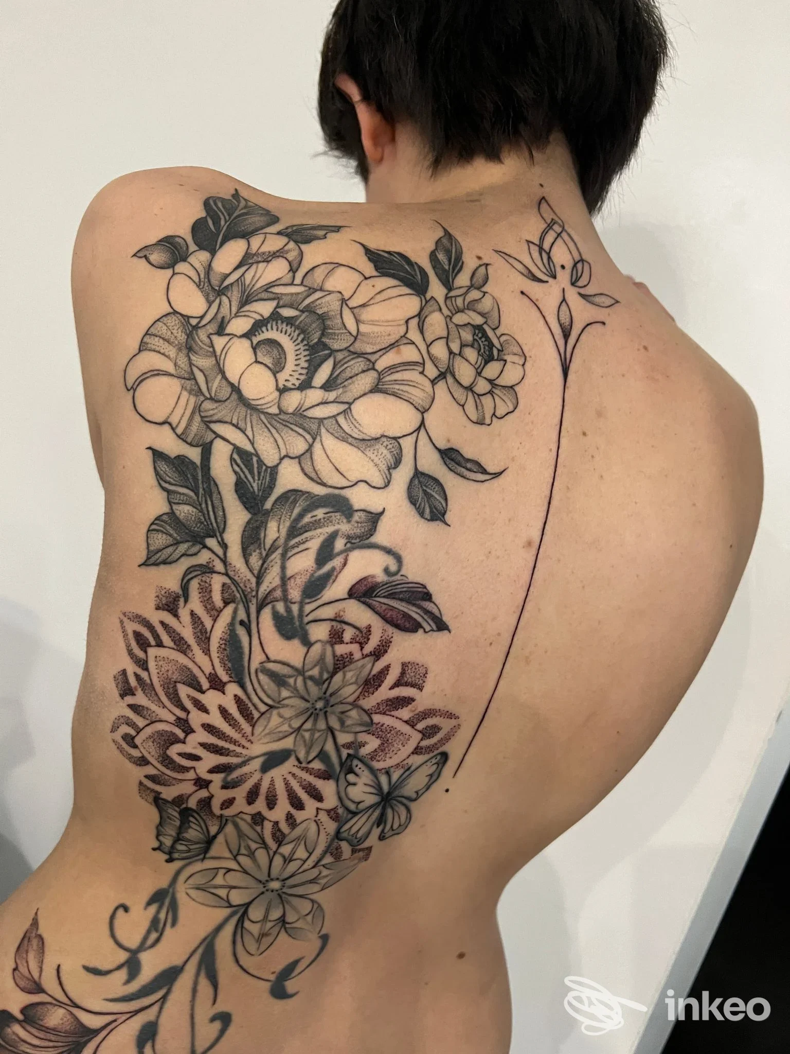 Ampio tatuaggio floreale sul lato sinistro della schiena, foto inviata da Emily's Ink di ValentinaEmily Pezzoli a Calenzano.