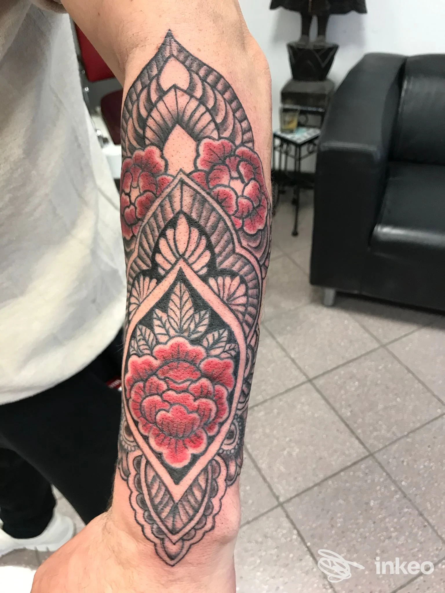 Tatuaggio ornamentale floreale sull'avambraccio, foto fornita da Ink'n'Blood Tattoo di Molea Stefano a Forlì.