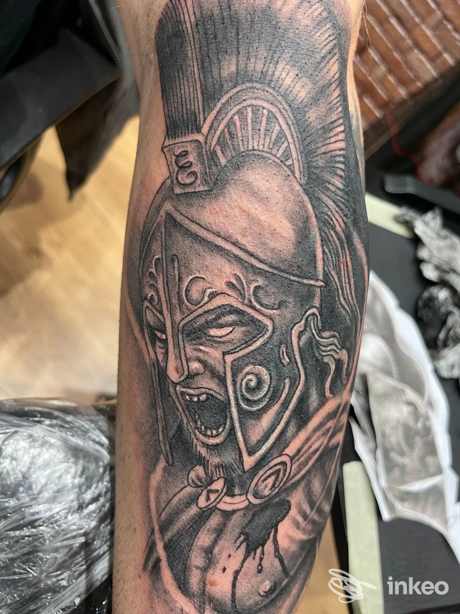 Tatuaggio black & grey su avambraccio raffigurante un guerriero con elmo — DDT Tattoo, Cento.