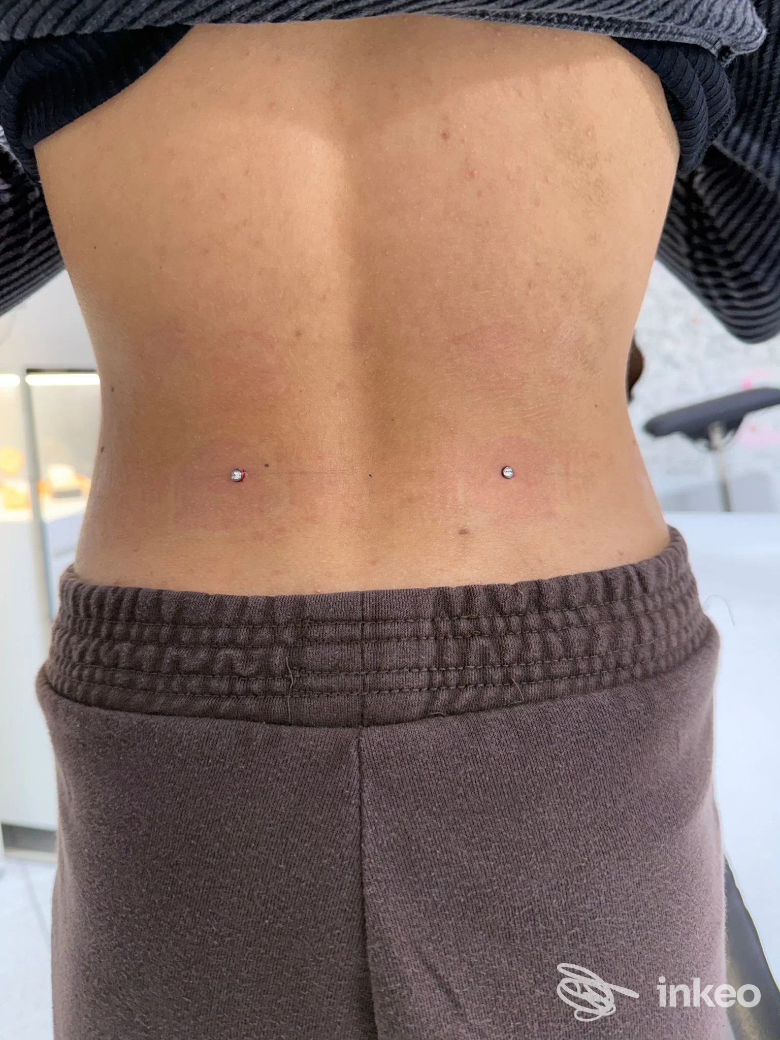 Due microdermal simmetrici sulla parte bassa della schiena, foto scattata nello studio Jon Piercing a Taglio di Po.