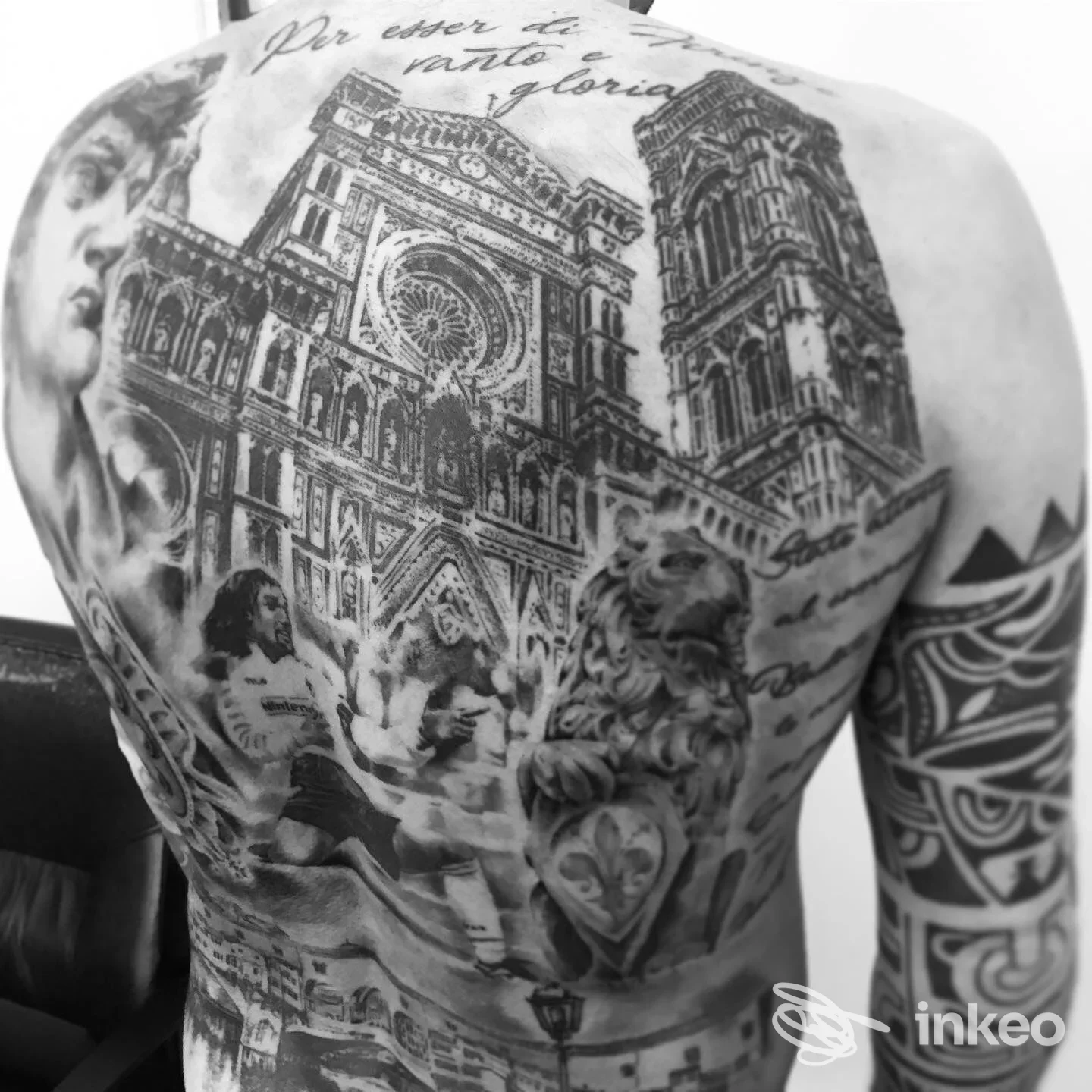 Ampia schiena tatuata con complesse architetture e figure in stile black & grey, lavoro presentato da Gea Tattoo a Sesto Fiorentino.