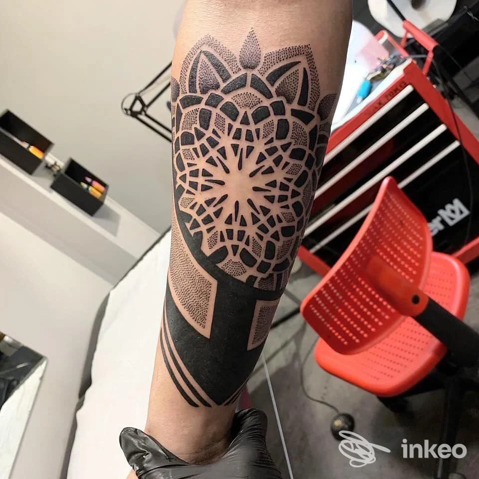 Tatuaggio geometrico/mandala nero sull'avambraccio in primo piano, scatto in studio — Il Cobra e la Luna - Piercing & Tattoo, Ravenna.