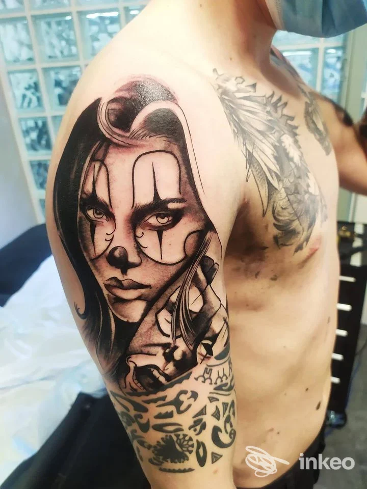 Tatuaggio realistico in bianco e nero di un volto femminile sul deltoide, Il Cobra e la Luna - Piercing & Tattoo, Ravenna.