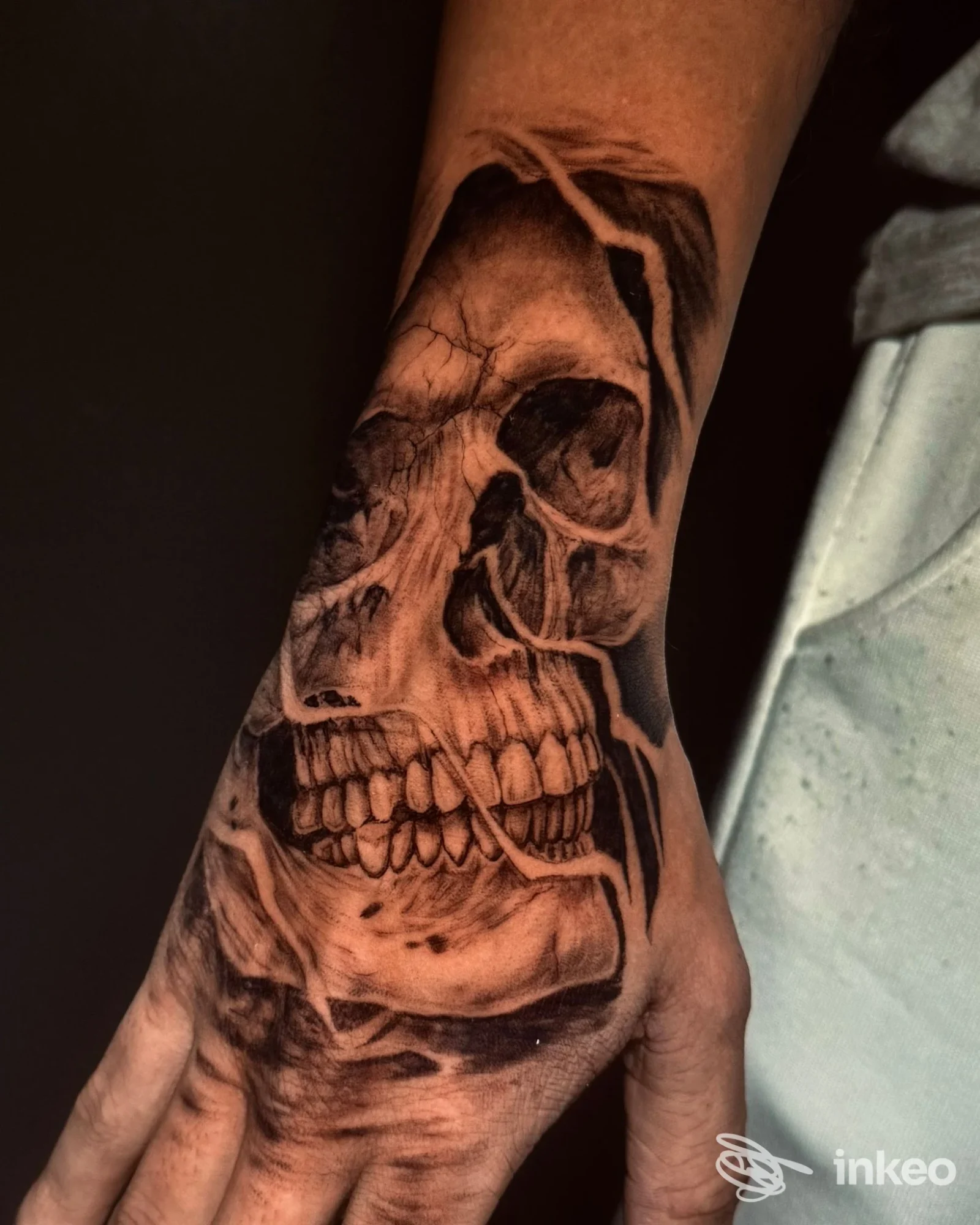 Tatuaggio realistico di un teschio sul dorso della mano e avambraccio, foto della realizzazione — The Groove Tattoo di Gaetano Marotta, Sapri.