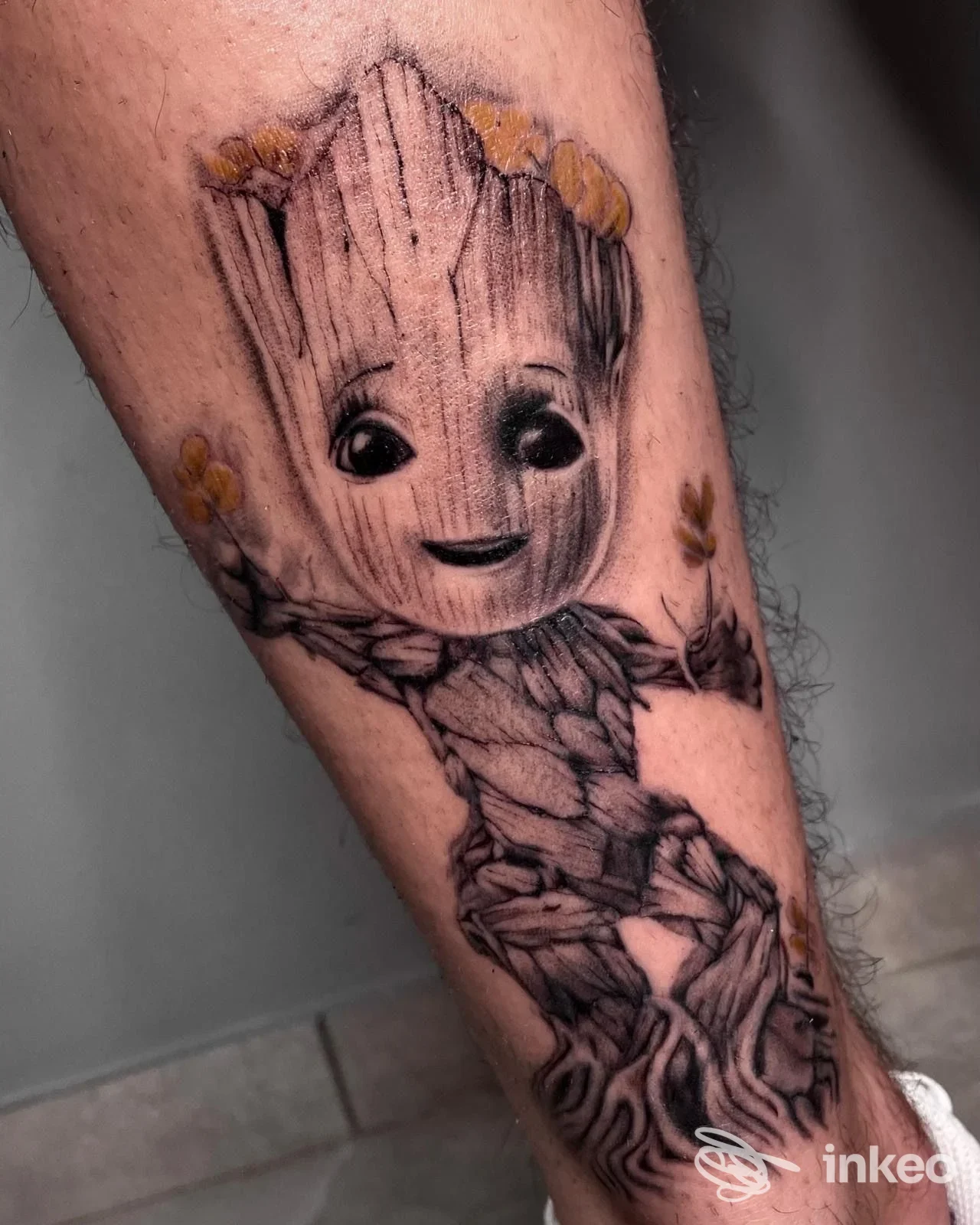 Tatuaggio raffigurante Groot stilizzato sul polpaccio, foto by The Groove Tattoo di Gaetano Marotta a Sapri.