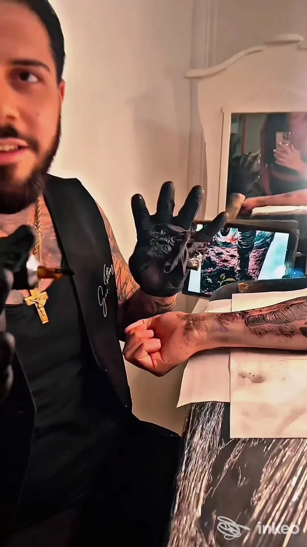 Tatuaggio in corso sull'avambraccio di un cliente, artista GiòTattoos nello studio di Formia.