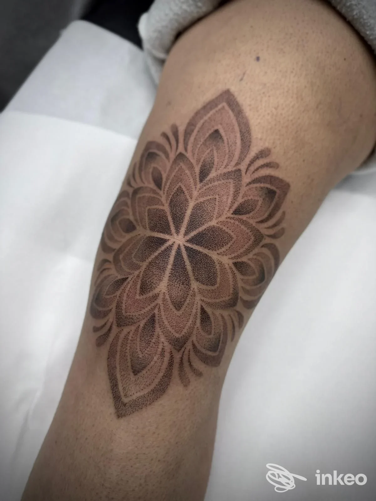Mandala in stile dotwork tatuato sul polpaccio, realizzato da Black art tattoo studio a Guidonia Montecelio.