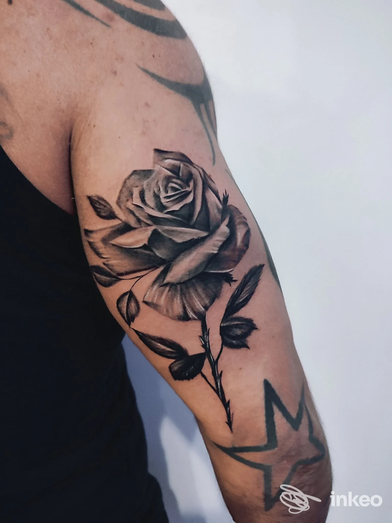 Tatuaggio rosa realistico in bianco e nero sul braccio, foto inviata da Black art tattoo studio a Guidonia Montecelio.