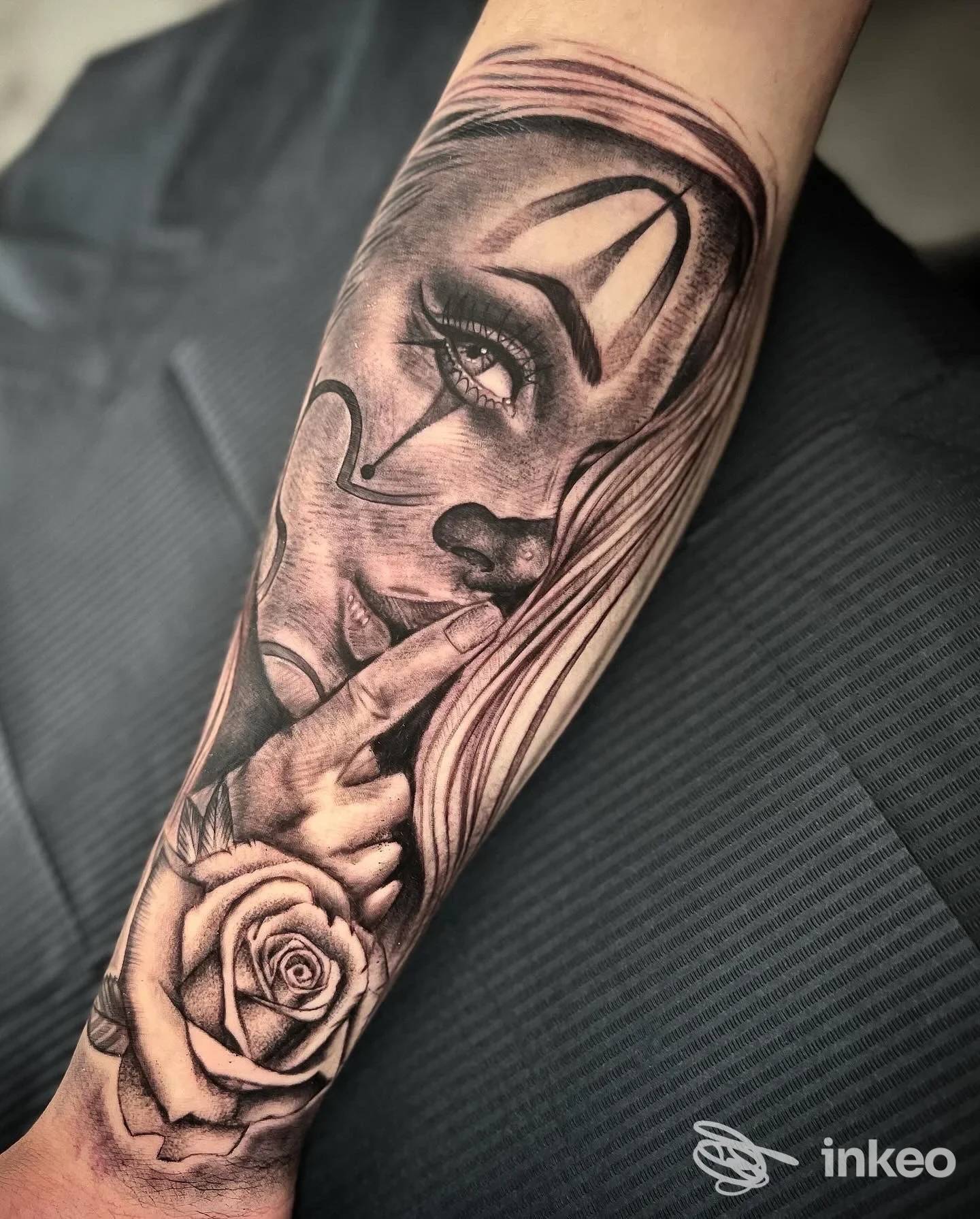 Tatuaggio a colori/grigi su pelle del braccio raffigurante una donna e una rosa, realizzato dallo studio Paul Tattoo Maker.