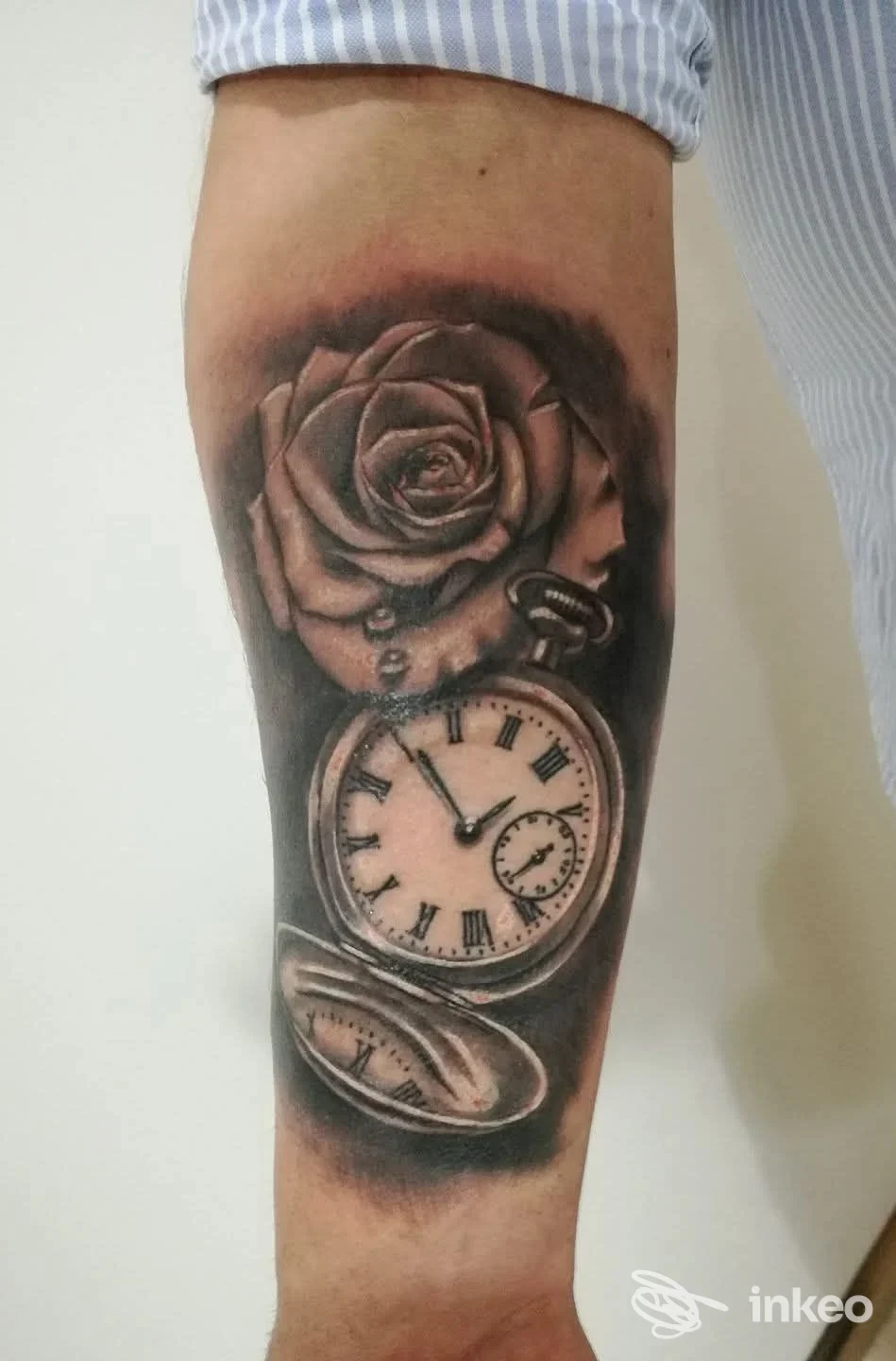 Tatuaggio realistico su avambraccio con rosa e orologio da tasca, immagine inviata da Bodysigns Tattoos, Conversano.