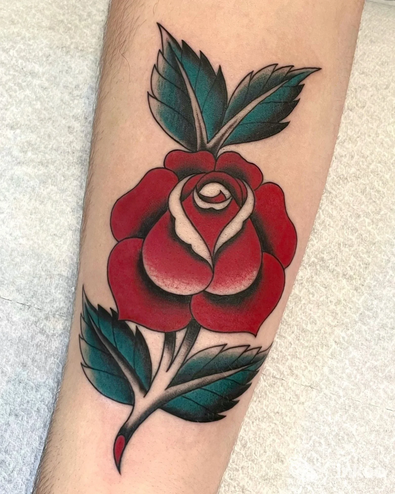 Tatuaggio tradizionale di una rosa sul avambraccio, realizzato da BR1 INK Tattoo & Piercing a Guidonia Montecelio.