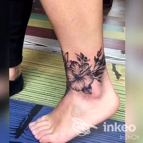 Tatuaggio floreale nero avvolgente alla caviglia su piede; lavoro fotografato presso GRANNY TATTOO STUDIO, Bitetto.
