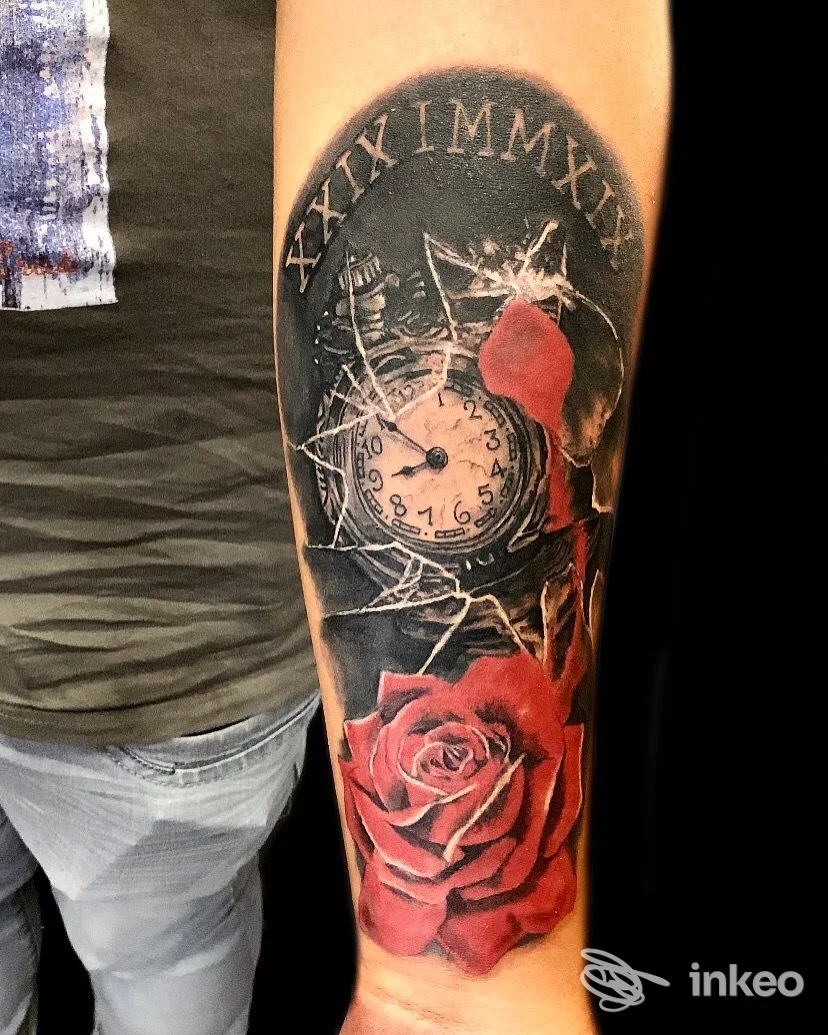 Primo piano su un avambraccio tatuato con orologio incrinato e grande rosa rossa — GRANNY TATTOO STUDIO, Bitetto.