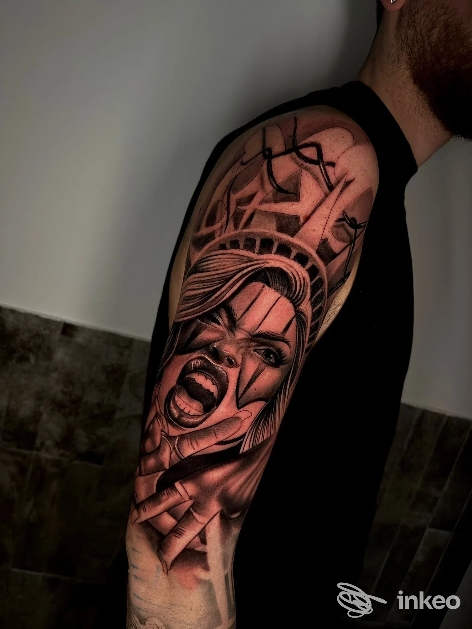 Tatuaggio a manica su spalla e bicipite mostrato su pelle reale, foto da NAGMA TATTOO STUDIO Acerra.