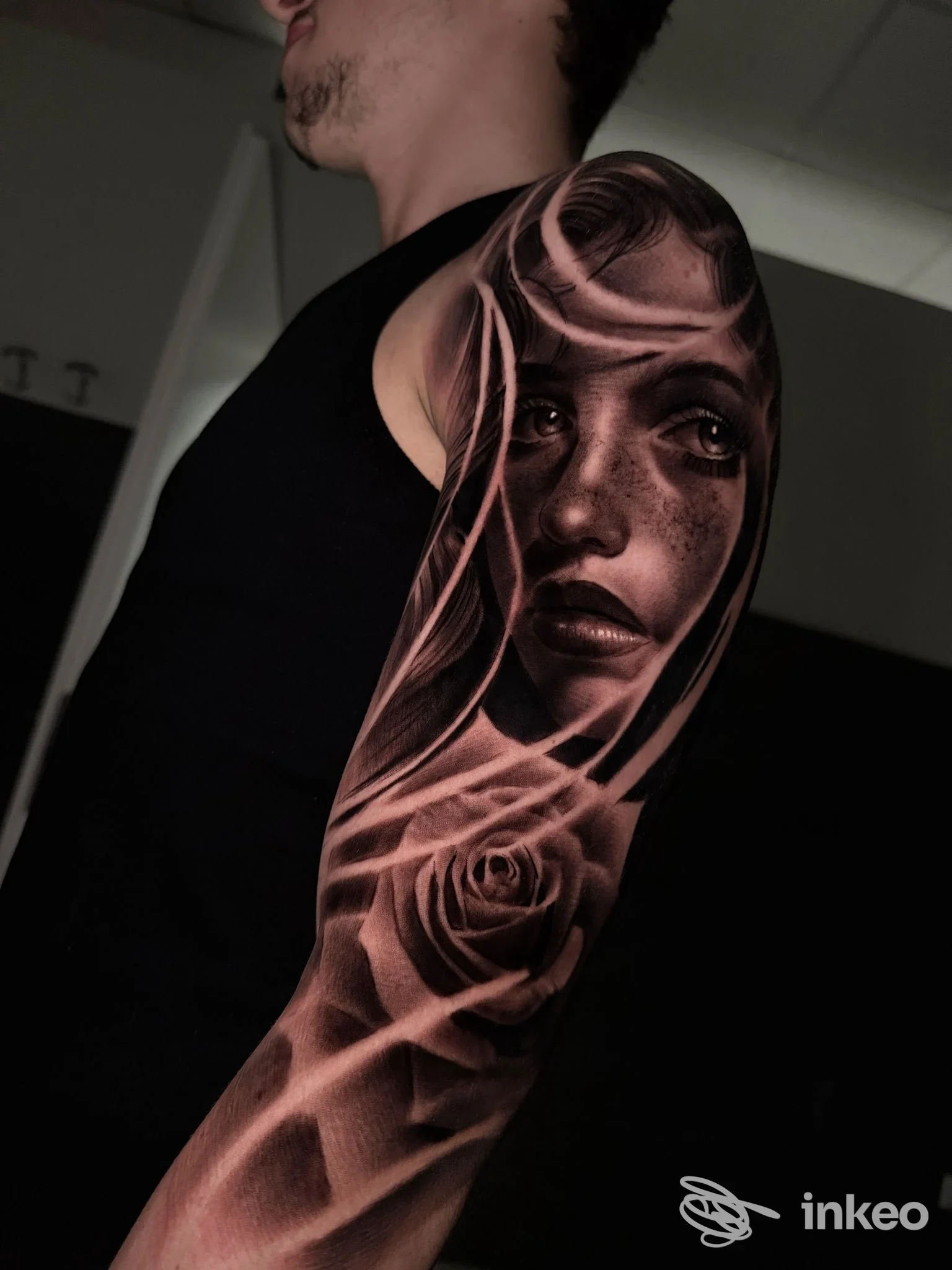 Manica tatuata realistico con volto femminile e rose, fotografia di braccio eseguita da NAGMA TATTOO STUDIO, Acerra.