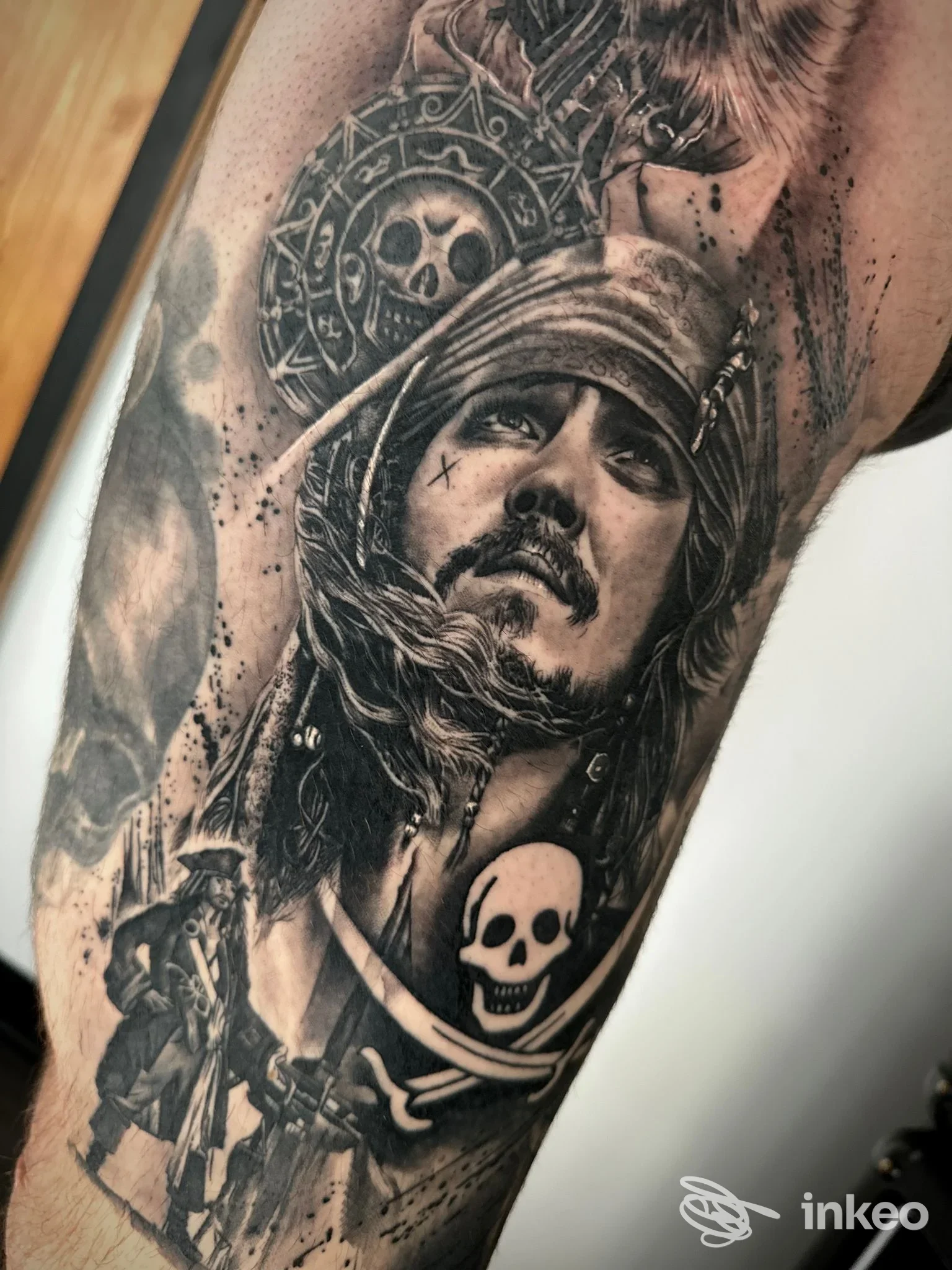 Grande tatuaggio realistico in bianco e nero di un pirata su avambraccio, dettagli fini e ombreggiature - Giuly Tattoo Studio, Biella.