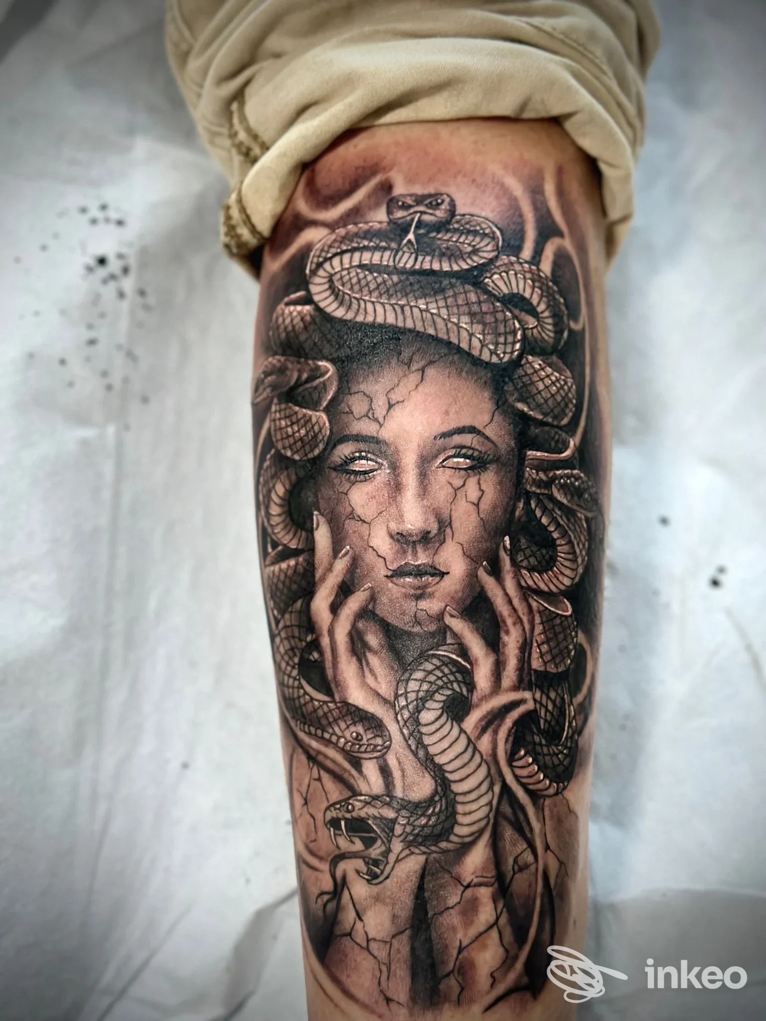 Tatuaggio realistico Medusa su avambraccio, Giuly Tattoo Studio, Biella.