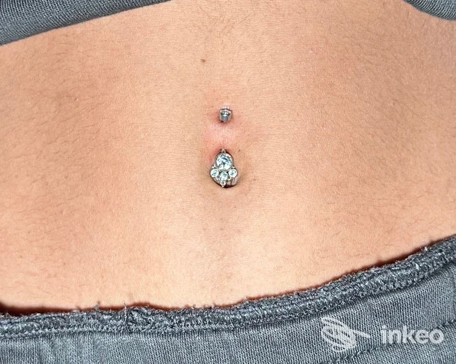 Piercing ombelicale con gioiello in cristallo fotografato su pelle naturale, immagine per Tonibodymoodpiercer, Nettuno.