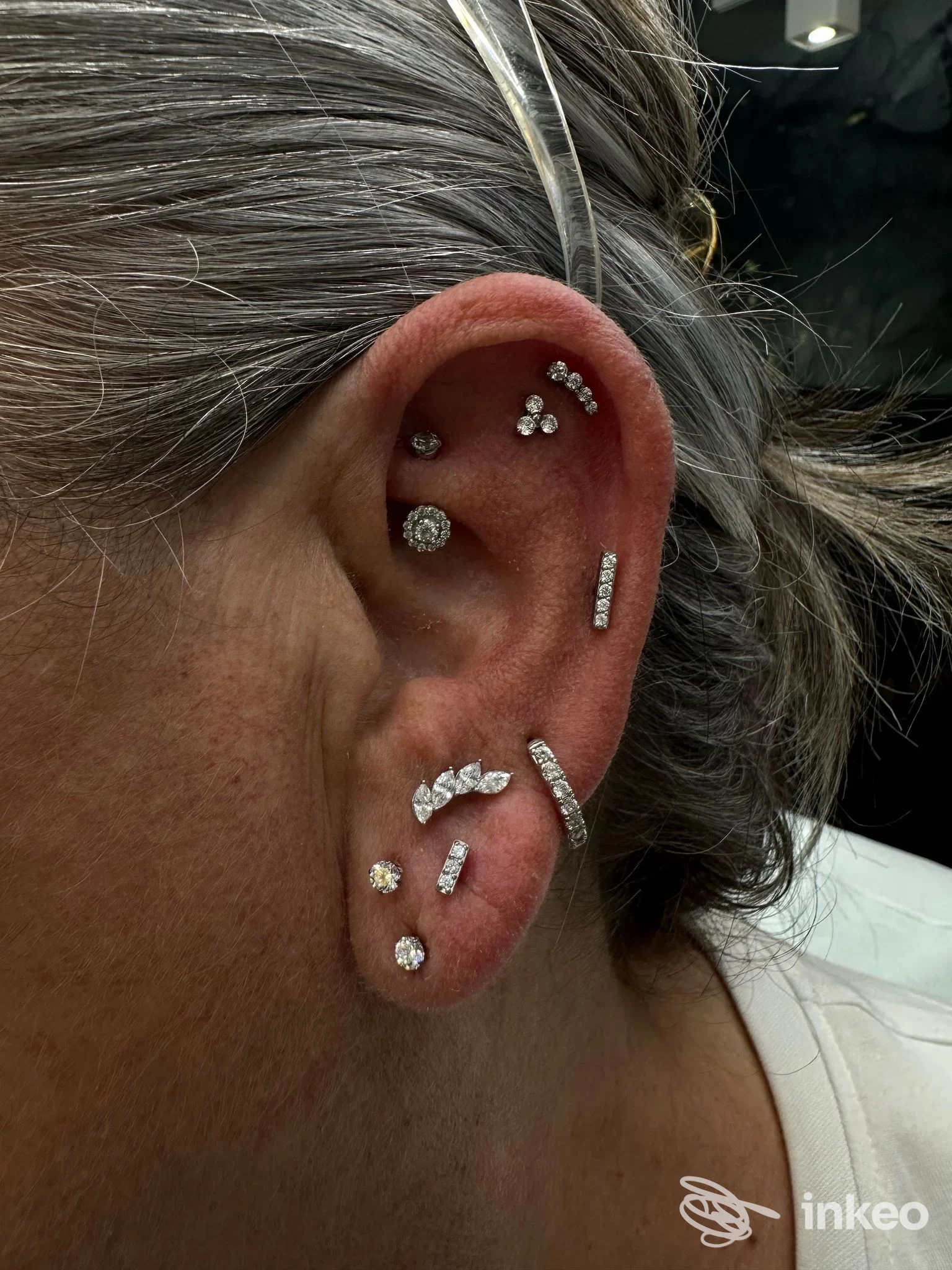 Orecchio con diversi piercing in primo piano, foto inviata dallo studio Tonibodymoodpiercer a Nettuno.