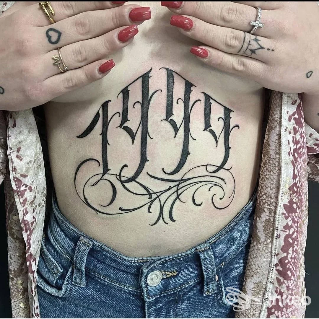 Tatuaggio lettering ornamentale sulla parte superiore dell'addome, Mystic Thorn Tattoo, Novi Ligure.